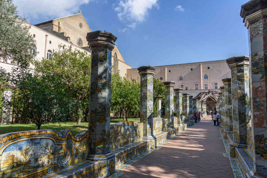 095 - Italia - Nápoles - basílica y convento de Santa Clara - convento - claustro.jpg